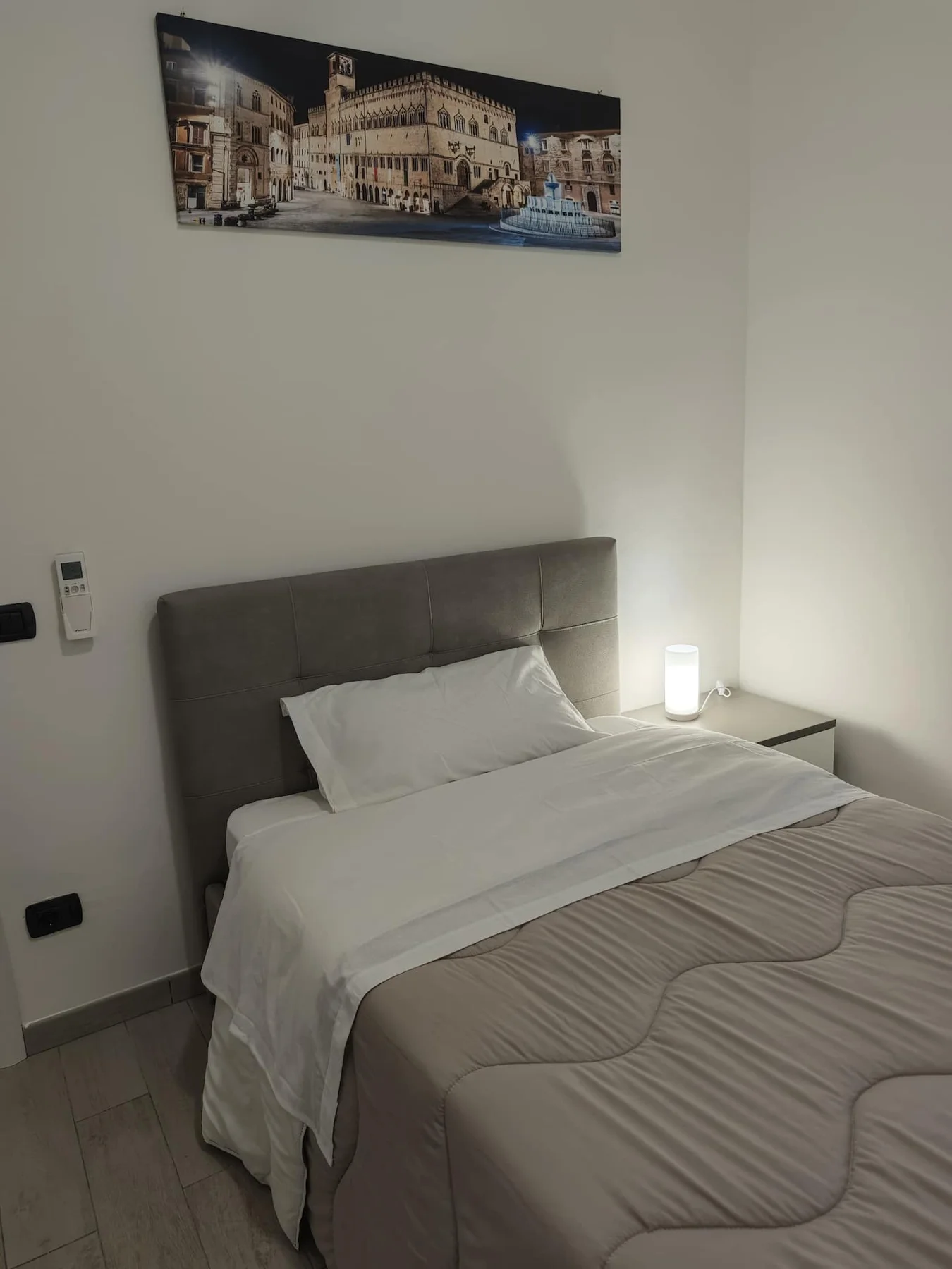 Seconda camera con letto alla francese e comodino