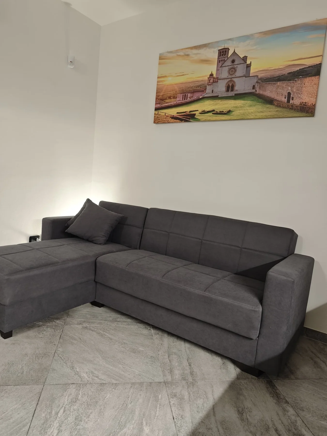 Divano grigio nella zona soggiorno